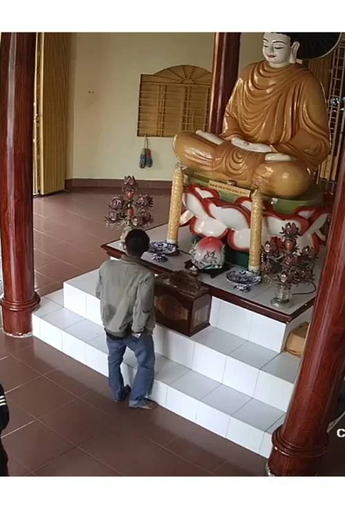 Camera quan sát bắt trộm tiền trong chùa