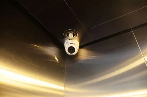Video hài camera quan sát trong thang máy